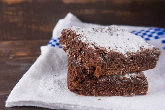 Surprisingly baked goods like brownies can be stored in plastic containers in the freezer (photo: adobe)