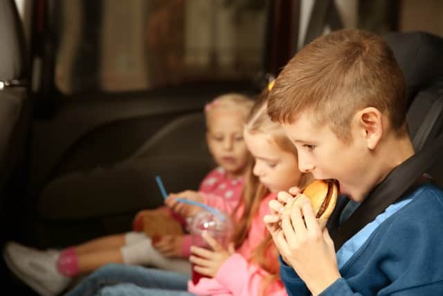 Keep food at bay when children are in the car (photo: adobe)