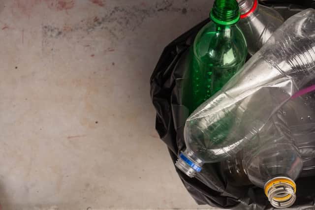 Take a bin bag to collect rubbish in the car (photo: adobe)