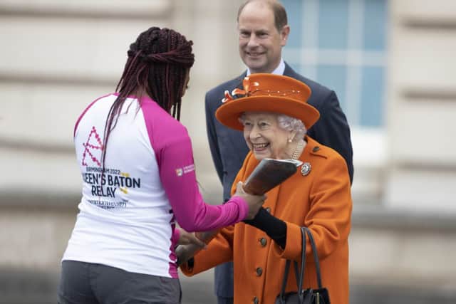 Queen Elizabeth II presents the baton to British Paralympic athlete Kadeena Cox (photo: WPA Pool/Getty Images)