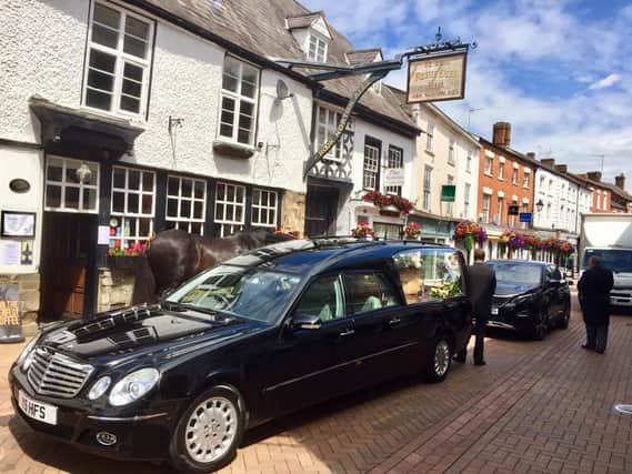 Dozens of people lined Parson's Streetto wish a long-time Banbury publican a fond farewell this afternoon, Wednesdady July 22.