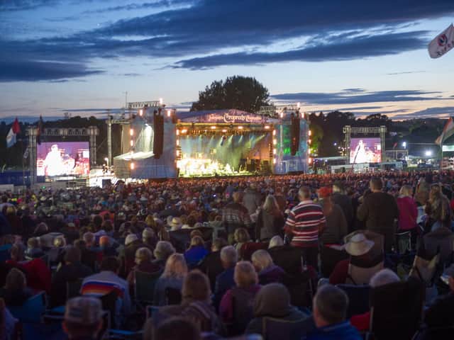Crowds at Cropredy Convention in 2017. Photo by David Jackson.