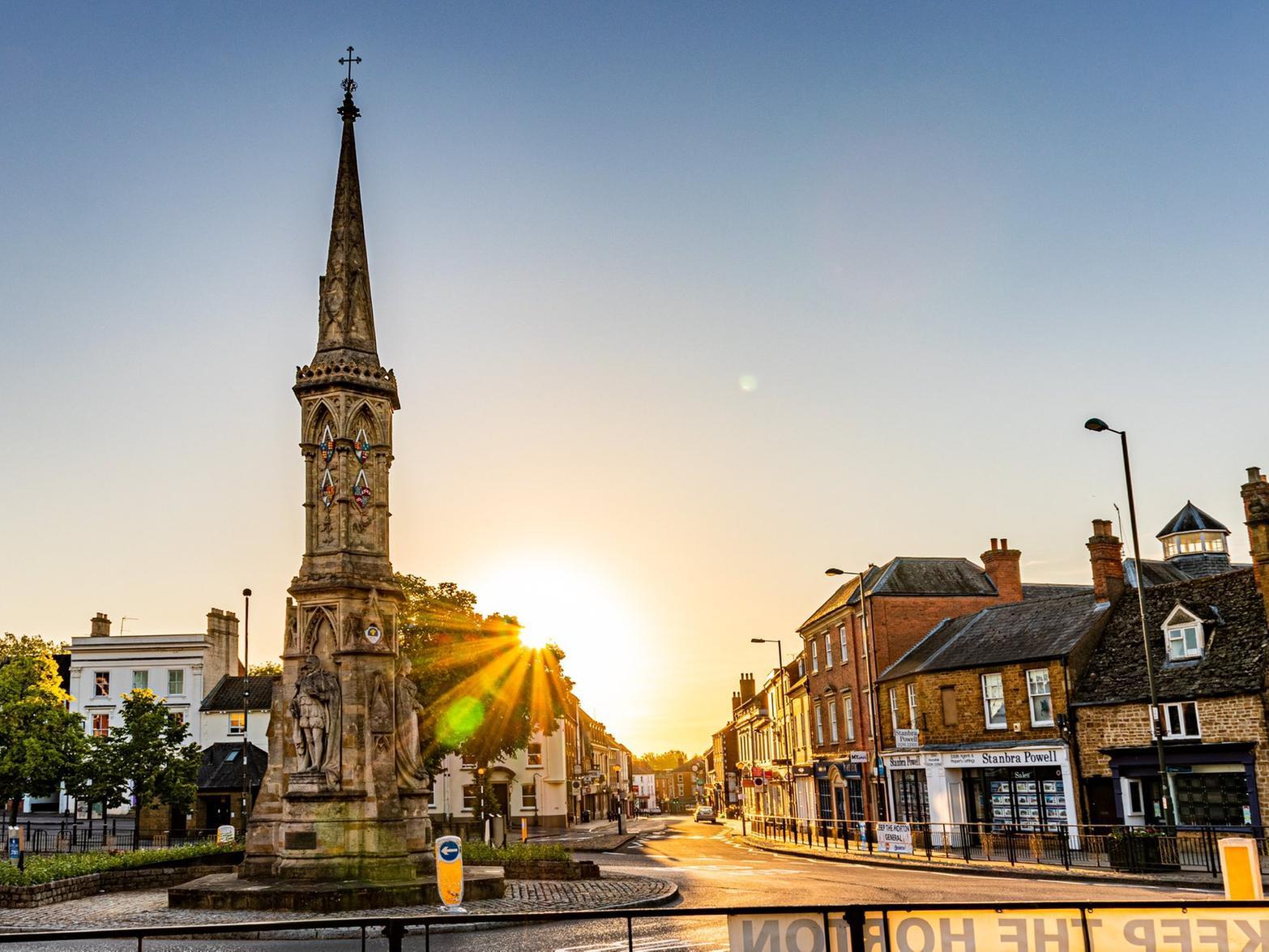 Sunrise over Banbury Cross captured in stunning photo by local amateur Sunrise over Banbury Cross captured in stunning photo by local amateur
