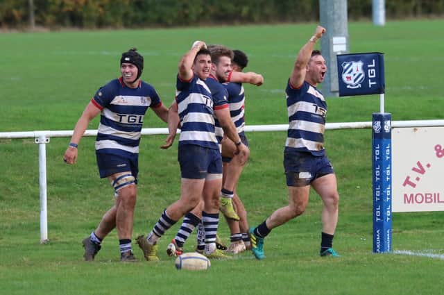 Celebrations after Quinten Blythe’s try edges 14-man Banbury into the lead against Newbury