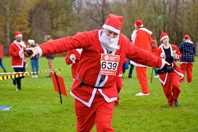 Photo gallery: Hundreds brave the cold for Santa Fun Run in Banbury to ...