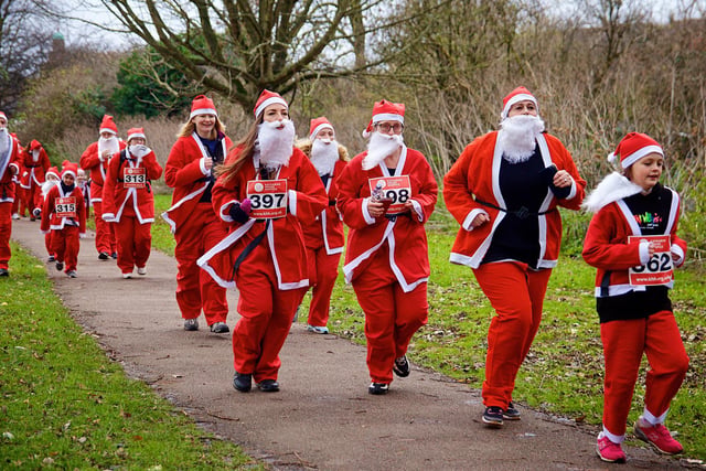 Photo gallery: Hundreds brave the cold for Santa Fun Run in Banbury to ...