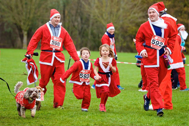 Photo gallery: Hundreds brave the cold for Santa Fun Run in Banbury to ...