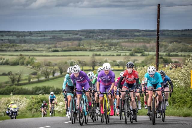 The leading group in the women's race at the bottom of Edgehill  (Picture by Huw Williams)