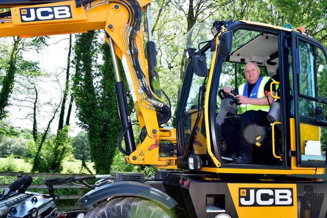 Former Mayor of Brackley - Mark Morell - ‘Mr Pothole’ - the world’s best-known pothole campaigner – has hailed a brand new weapon designed to do battle with the national scourge. (Image from JCB)