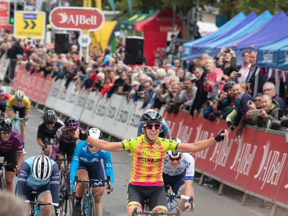 People line the streets of Banbury to watch the 2021 AJ Bell Women's Tour cycle race ​(photo by Tom Randall)