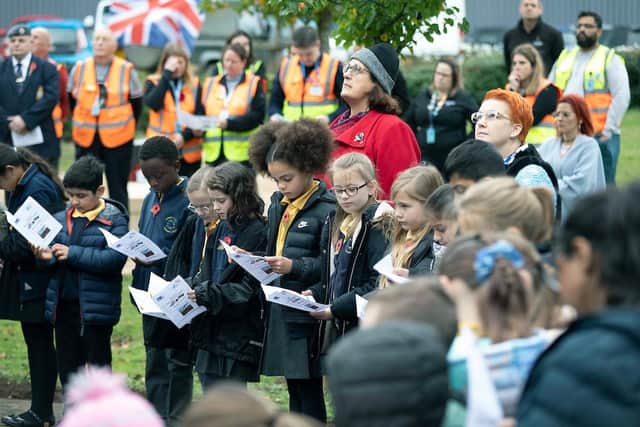 Amazon workers in Banbury were joined by former Alcan employees, their families and over 50 pupils from Hanwell Fields Primary School for a Remembrance service.