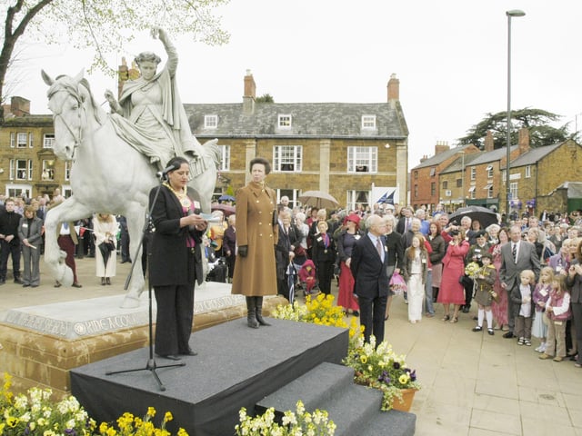 Surinder Dhesi, Mayor of Banbury, thanks Princess Anne for unveiling The Fine Lady statue at Banbury Cross.