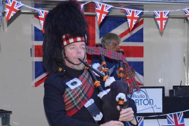 Piper Richard Jasper plays  Diu Regnare (Latin for ‘Long to Reign’) at the Banbury beacon lighting ceremony