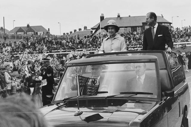 What a reception for the Queen and Prince Philip in 1977. Photo: Freddie Muddit (Fietscher Fotos)