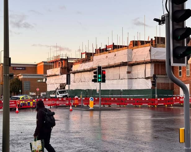 Cherwell Street in Banbury remains closed to traffic one week after a scaffolding collapse that left two workers requiring hospital treatment.(Jim Smith)