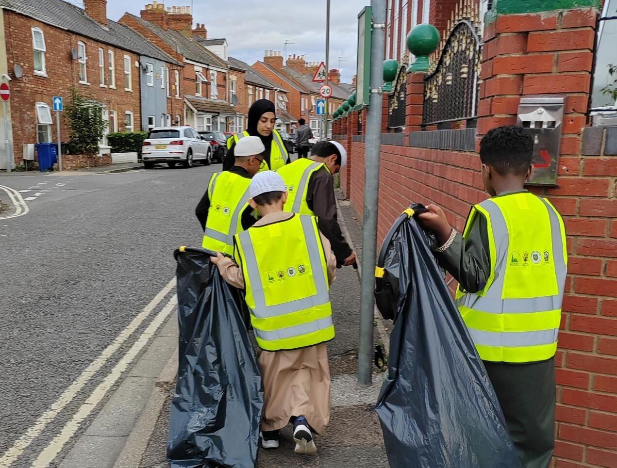 Children set about cleaning up their Banbury neighbourhood