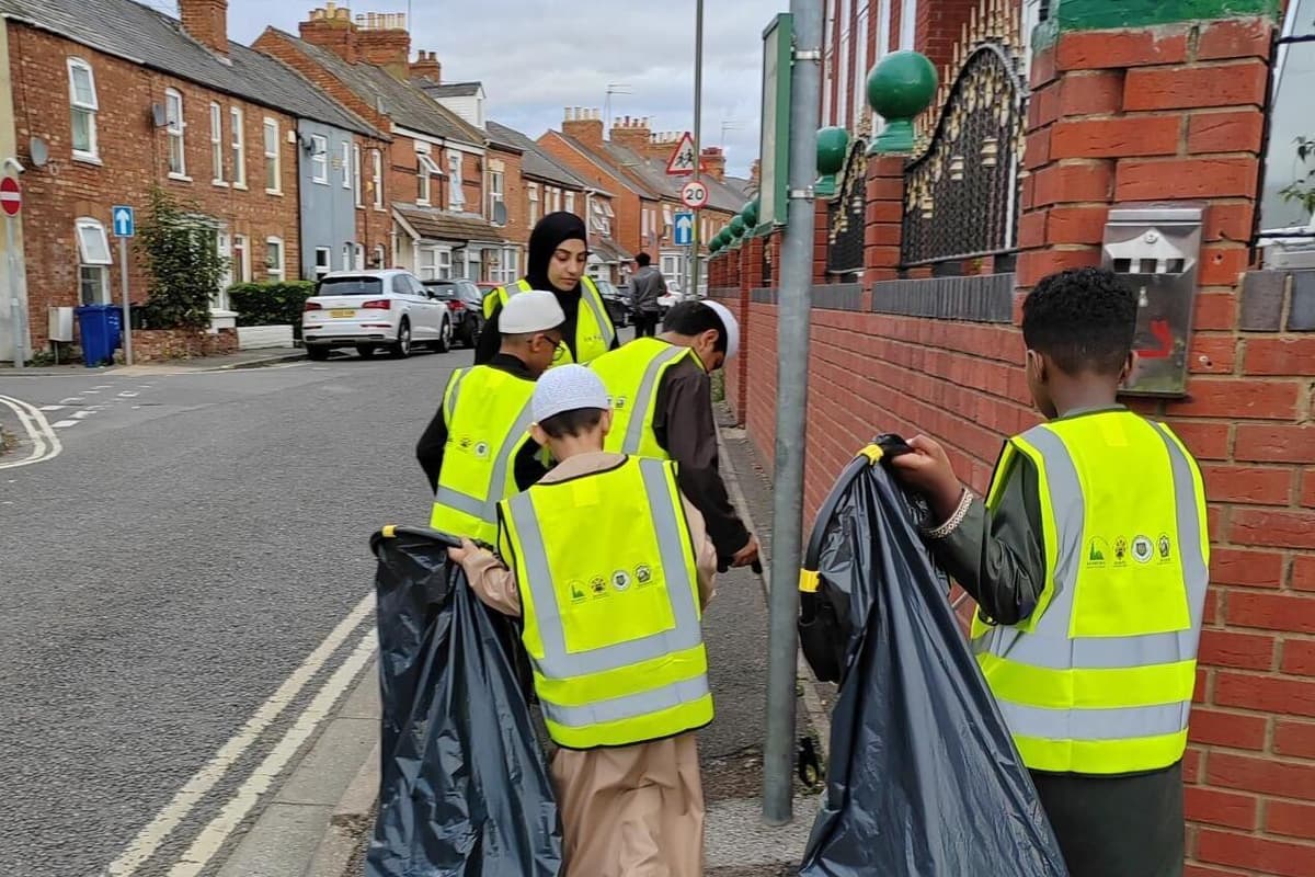 Children set about cleaning up their Banbury neighbourhood