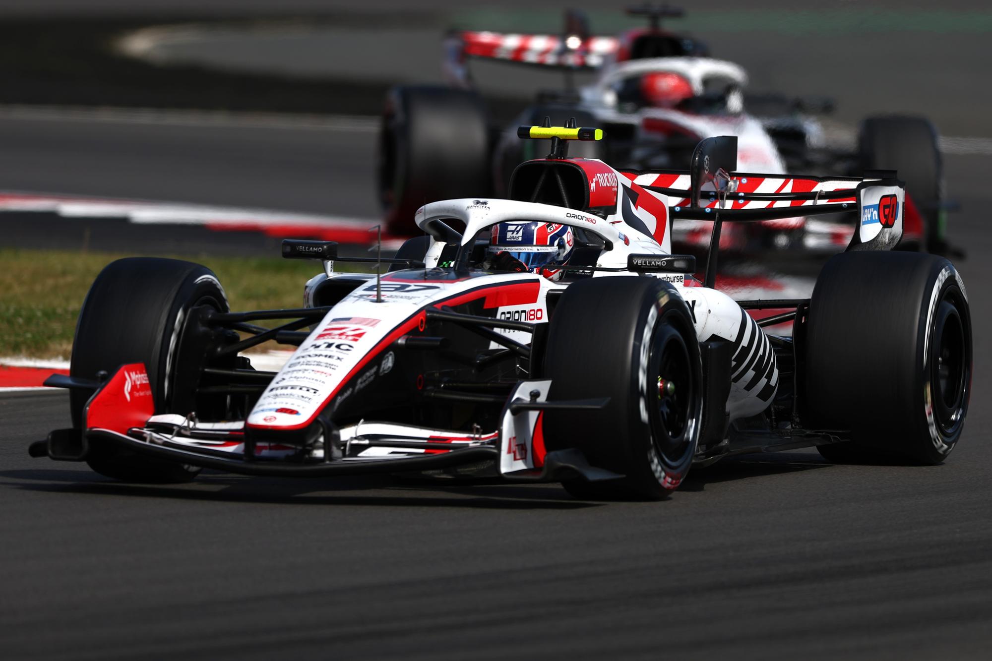 Das Haas F1 Team arbeitet vor dem Großen Preis von Belgien auf der ...