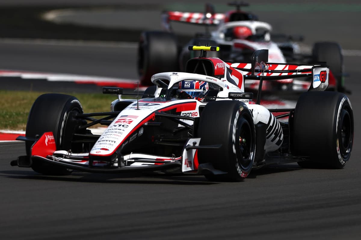 Das Haas F1 Team arbeitet vor dem Großen Preis von Belgien auf der ...