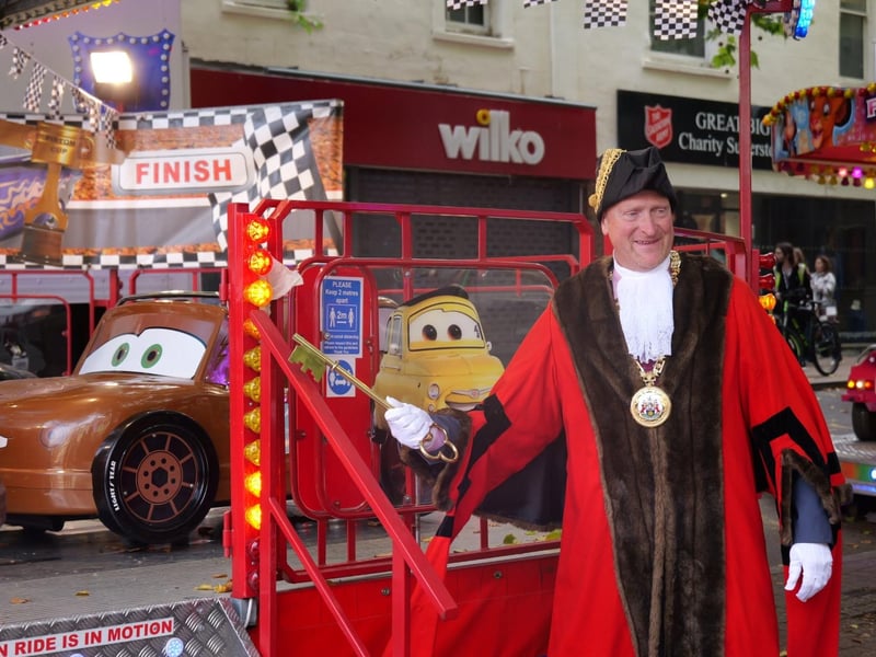 Banbury Town Mayor Mark Cherry grants free rides to fairgoers.