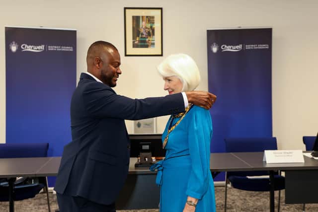 Cllr Okeke hands over the chains to Cllr Walker. (Photo: Cherwell District Council).