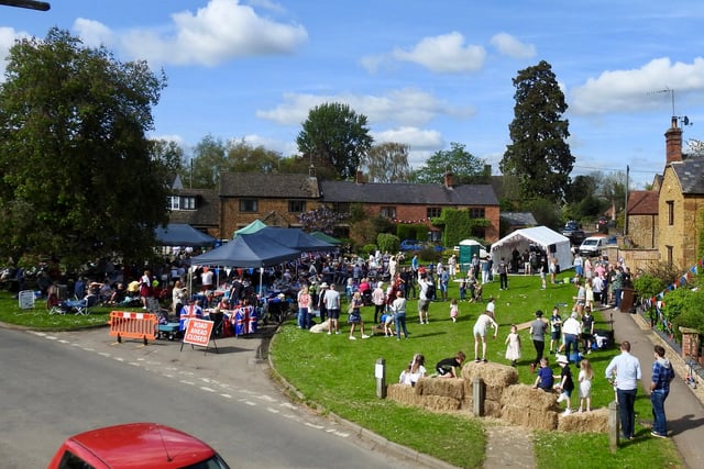 Cropredy village made the most of the weather on Sunday with a get together for a picnic on the green, with a live band, fun games and children’s entertainment