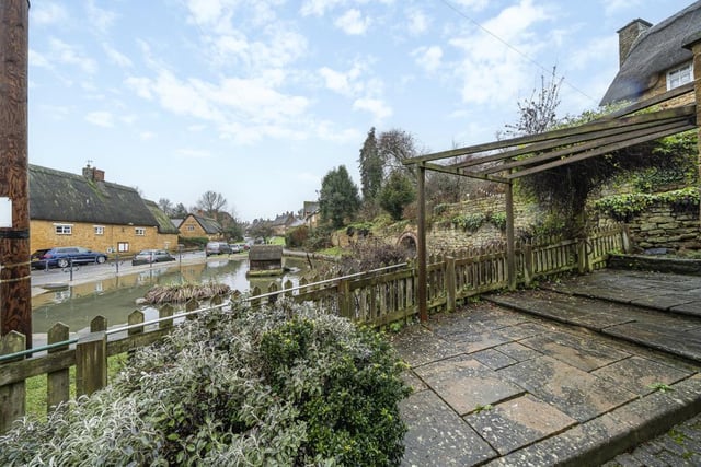 The property comes with quintessential English views of the village pond and the other beautiful thatched buildings that make up the village centre.