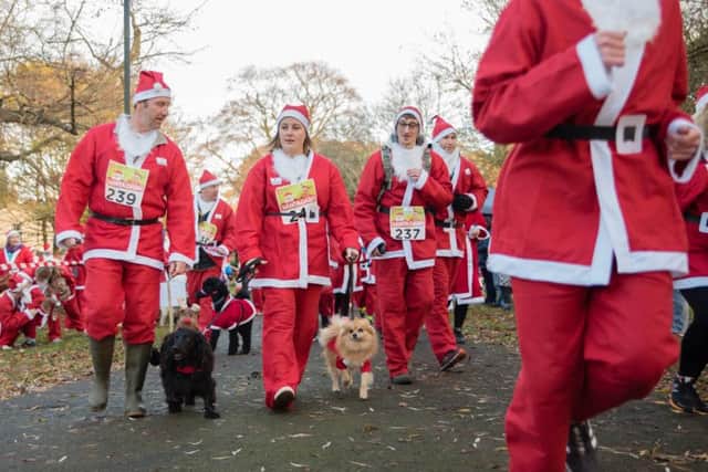 More than 250 people took part in the Santa Dash in People's Park, Banbury. Pictures by Neil Simmons, Modern Parlance Photography NNL-171128-124027001