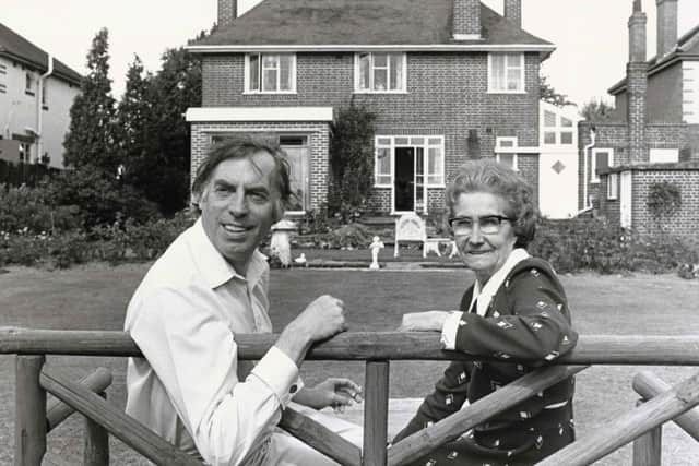 Larry Grayson with his foster sister Fan in their back garden in Nuneaton. NNL-170612-111753001