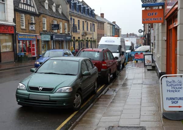 Motorists regularly park on the double yellow lines on High Street, Banbury NNL-161005-140152009