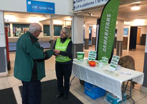 Banbury and District Samaritans volunteers hand out teabags to commuters at Banbury Railway Station NNL-190122-105456001