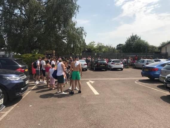 The queue outside Banbury Open Air Pool earlier this afternoon - picture by Louise Armstrong
