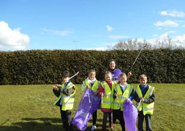 Victoria Prentis MP pictured with pupils from Christopher Rawlins Primary School in Addebury. NNL-160703-114000001