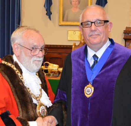 New Banbury town mayor, Gordon Ross (r) and outgoing mayor Tony Mepham