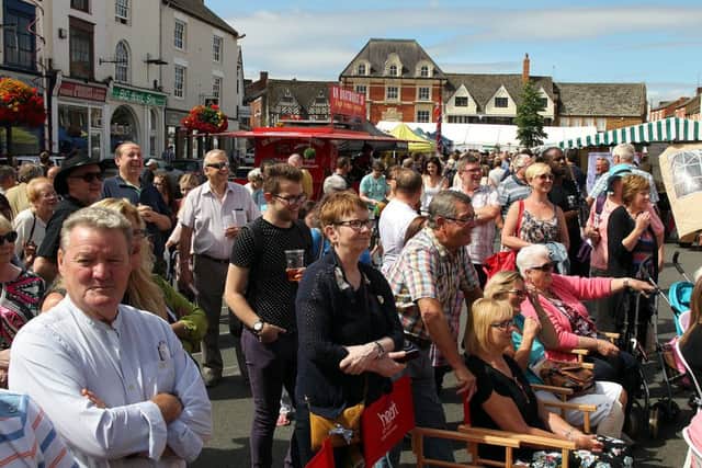 Banbury Food Fair 2015. Pictured, crowds watching the cookery demonstration on Market Place NNL-151008-100452009
